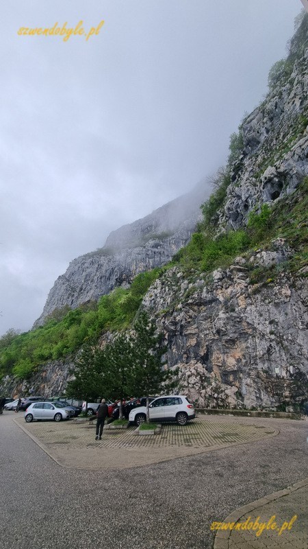 Czarnogóra, monastyr Ostrog. Górny parking przy bramie głównej. 20250426_112747-ink