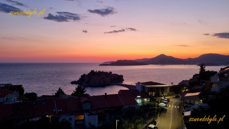 Czarnogóra, Sveti Stefan. Zachód słońca nad morzem. 20250501_200313-ink