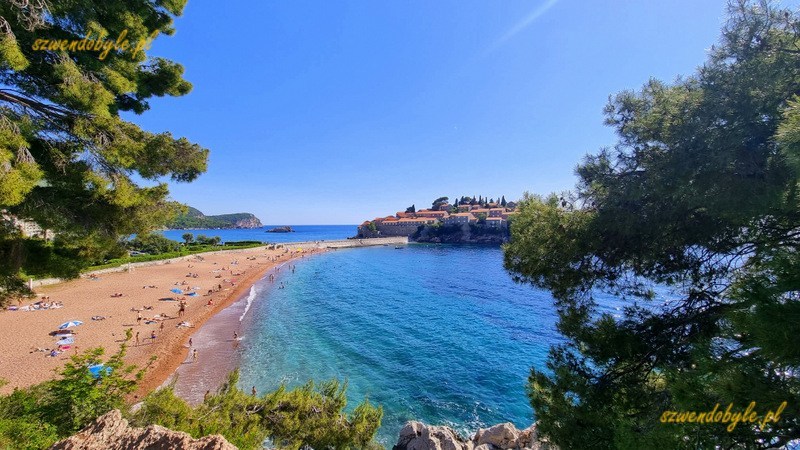 Czarnogóra, Sveti Stefan. Na pierwszym planie po lewej plaża. 20250502_155029-ink