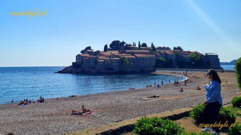 Czarnogóra, Sveti Stefan. Widok znad plaży na dawną twierdzę. 20250502_162150-ink