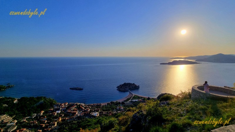 Czarnogóra, Sveti Stefan. Zachód słońca nad morzem, zdjęcie z punktu widokowego przy cerkwi św. Sawy. 20250502_183911-ink