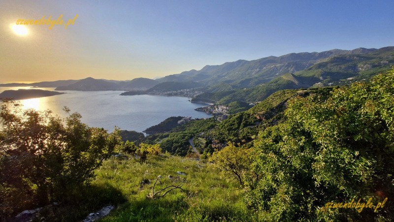 Czarnogóra, Sveti Stefan. Zachód słońca nad morzem, zdjęcie z punktu widokowego przy cerkwi św. Sawy. 20250502_184018-ink
