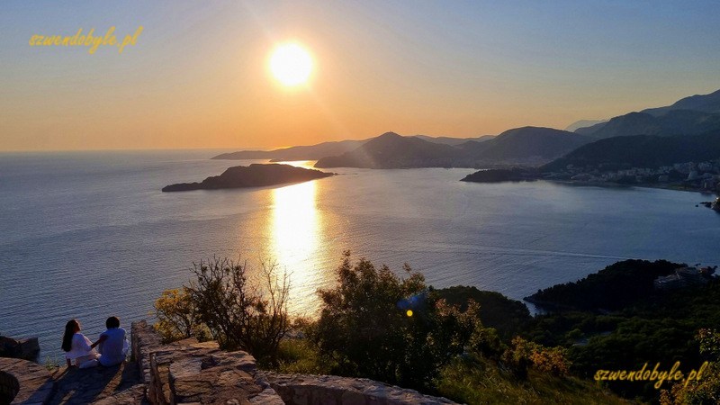 Czarnogóra, Sveti Stefan. Zachód słońca nad morzem, zdjęcie z punktu widokowego przy cerkwi św. Sawy. 20250502_185650-ink