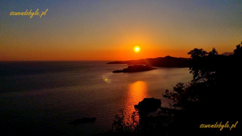 Czarnogóra, Sveti Stefan. Zachód słońca nad morzem, zdjęcie z punktu widokowego przy cerkwi nad miastem. 20250502_192525-ink