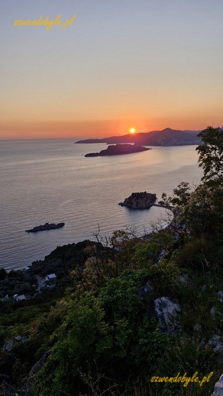 Czarnogóra, Sveti Stefan. Zachód słońca nad morzem, zdjęcie z punktu widokowego przy cerkwi nad miastem. 20250502_193927-ink