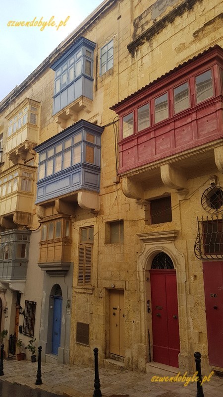 Balkony na Malcie, Valletta. Nagromadzenie kolorowych balkonów (czerwony, niebieskie, żółte) na ścianach kamienic.