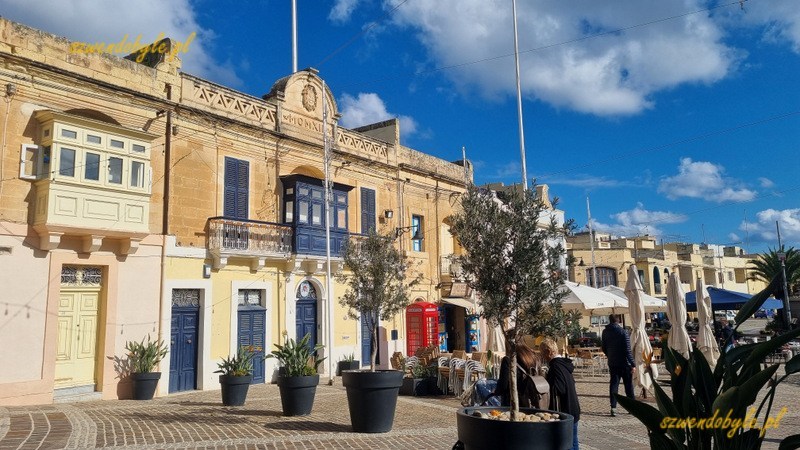 Balkony na Malcie, Marsaxlokk. Kamienica z balkonami przy placu na nabrzeżu. 