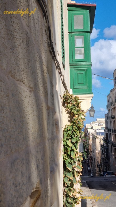 Balkony na Malcie, Valletta. Widok wzdłużściany na wąski balkon.