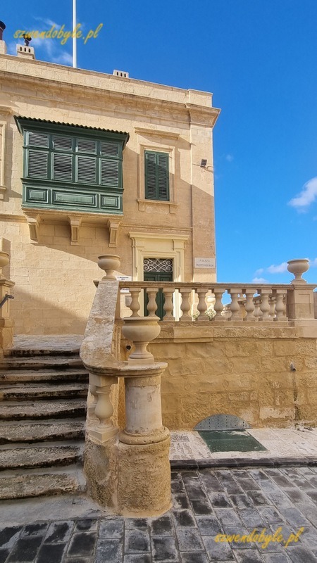 Balkony na Malcie, Valletta. Zielony balkon, na pierwszym planie schody z kamienną balustradą.