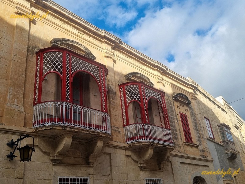 Malta, Mdina, Balkony z ażurowymi konstrukcjami metalowymi (czerwono-białe).