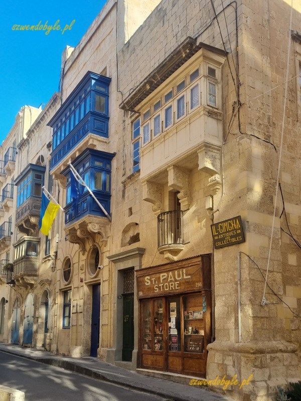 Balkony na Malcie, Valletta. Nagromadzenie kolorowych balkonów (biały, niebieskie) na ścianach kamienic.