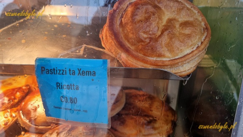 Malta. Pastizzi za szybą w bufecie. 