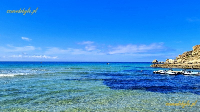 Malta, woda w różnych odcieniach błękitu w zatoce Golden Bay. 20250308_103111-ink