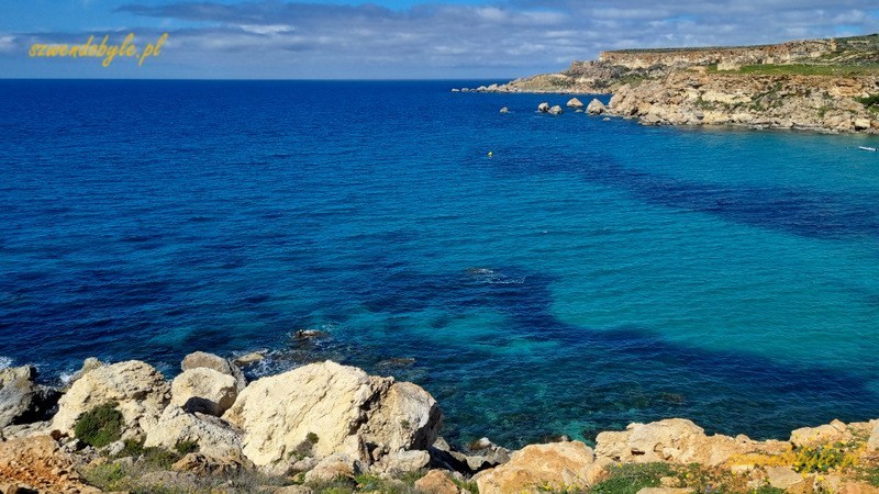 Malta, woda w różnych odcieniach błękitu w zatoce Golden Bay. 20250308_105414-ink