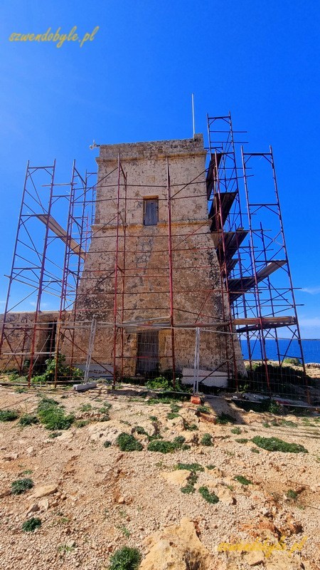 Malta, wieżą Għajn Tuffieħa z rusztowaniami. 20250308_105714-ink