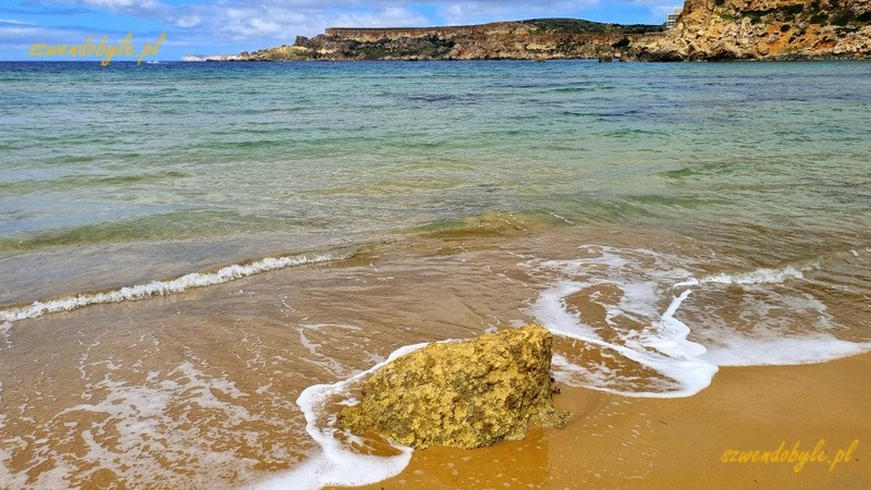Malta, zbliżenie na piasek i wodę w zatoce Golden Bay. 20250308_112841-ink
