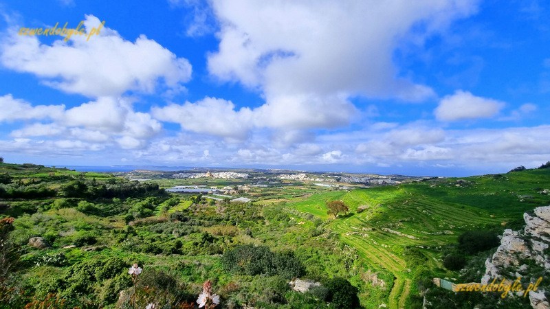 Malta, widok na niewielkie wzniesienia w rejonie Gnejna Bay. 20250308_143913-ink