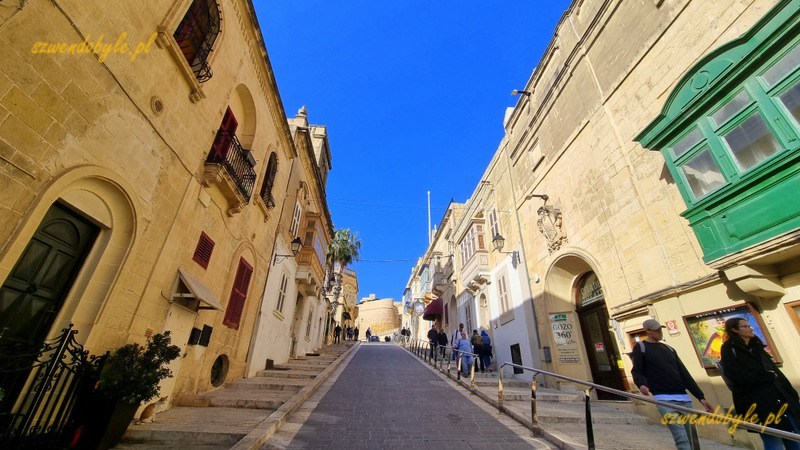 Gozo, Rabat (Victoria) - widok na ulicę It-Telgħa tal-Belt w kierunku cytadeli. 20250303_152742-ink
