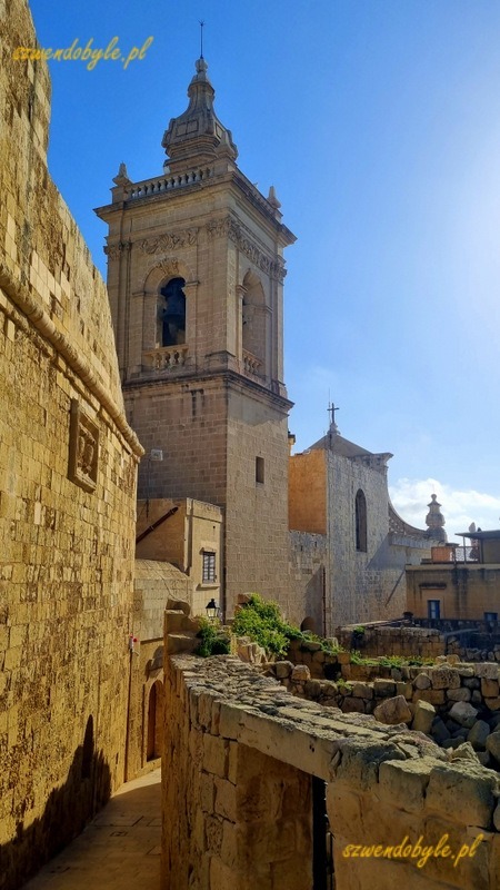 Gozo, Rabat (Victoria) - cytadela. Widok na wieżę. 20250303_154309-ink