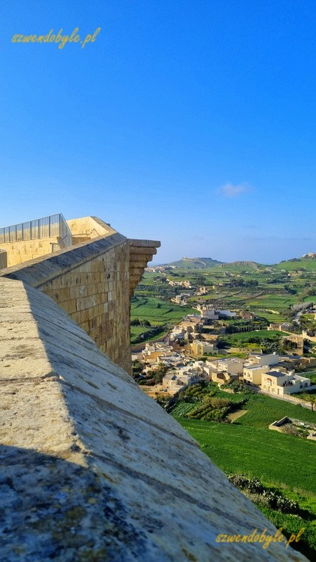 Gozo, Rabat (Victoria) - widok z murów cytadeli. 20250303_154636-ink