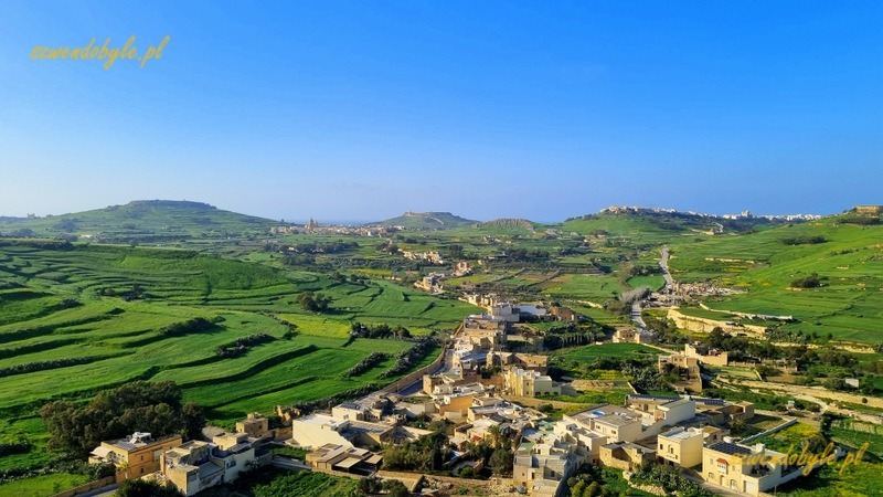 Gozo, Rabat (Victoria) - widok na niewielki wzgórza i tarasy z murów cytadeli. 20250303_155154-ink