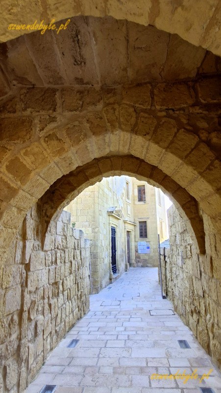 Gozo, Rabat (Victoria) - wąskie przejście pod bramą na terenie cytadeli. 20250303_160231-ink
