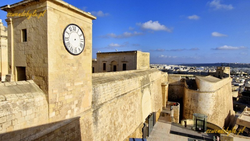 Gozo, Rabat (Victoria) - cytadela, wieża zegarowa nad bramą główną. 20250303_161831-ink