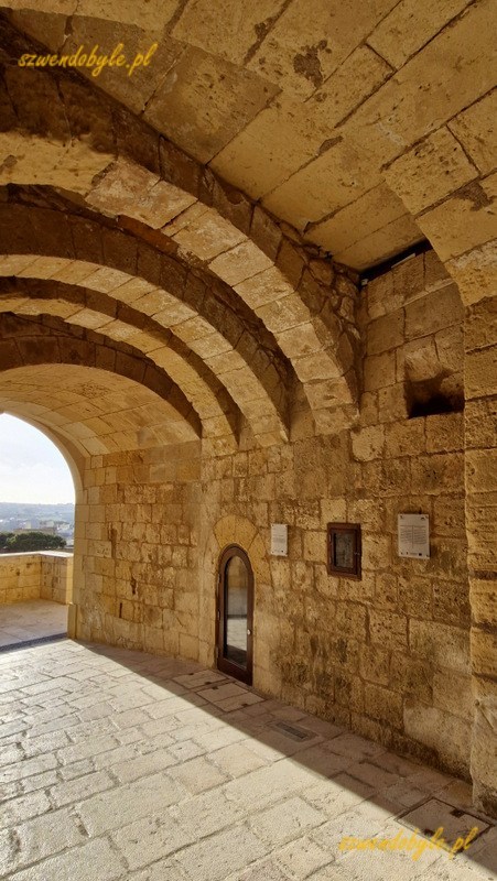 Gozo, Rabat (Victoria) - przejście pod bramą cytadeli. 20250303_163543-ink