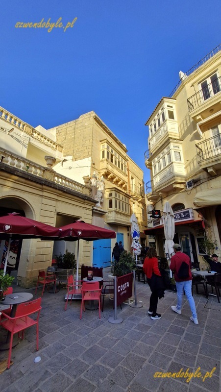 Gozo, Rabat (Victoria) - kawiarnie przy Pjazza san Ġorġ. 20250303_164731-ink