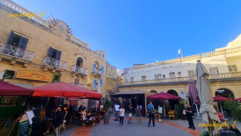 Gozo, Rabat (Victoria) - kawiarnie przy Pjazza san Ġorġ. 20250303_164758-ink