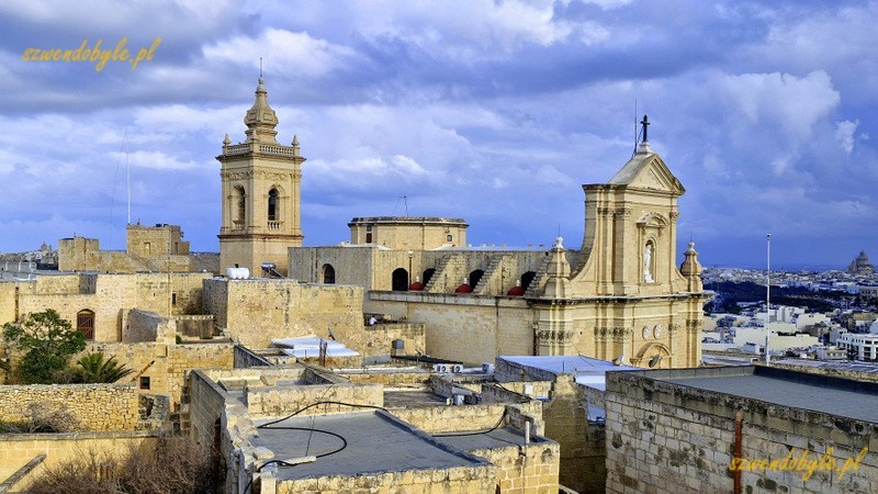Gozo, Rabat (Victoria) - widok z murów na katedrę w cytadeli. 20250306_161816-ink