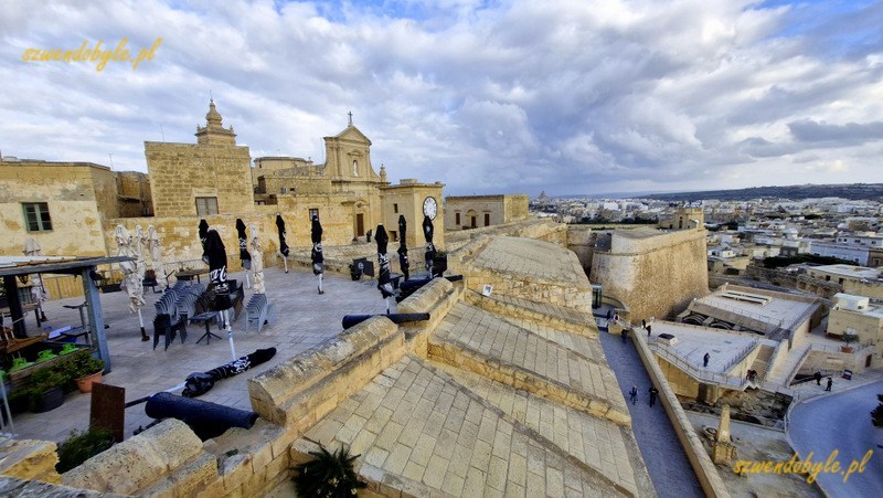 Gozo, Rabat (Victoria) - kawiarnia na murach cytadeli. 20250306_162147-ink