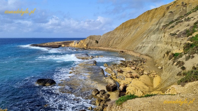 Malta. Niewielka zatoka i klif na wyspie Gozo. 20250303_090244-ink