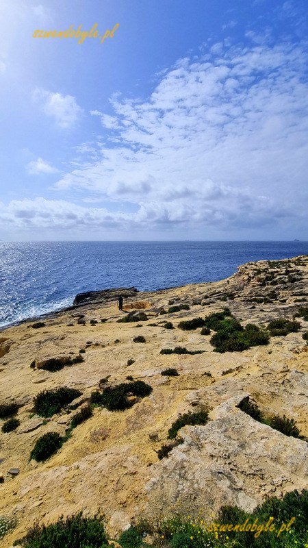 Malta, wyspa Gozo. Widok na morze i skałę, w której wydrążono "fougasse". 20250303_104645-ink