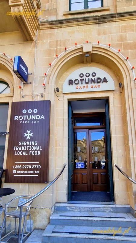 Malta, wyspa Gozo. Wejście do ROTUNDA cafe bar w Ix-Xewkija. 20250303_144711-ink