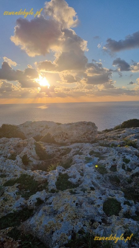 Malta, zachód słońca z klifów Dingli. W dolnej części skalna nawierzchnia pełna dziur i nierówności.