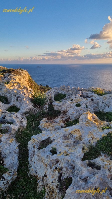 Malta, zachód słońca z klifów Dingli. W dolnej części skalna nawierzchnia pełna dziur i nierówności.