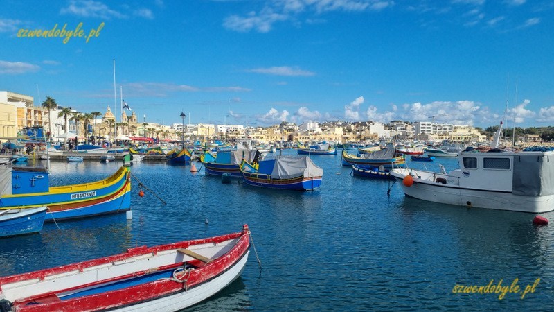 Malta, Marsaxlokk. Łodzie zacumowane w porcie.