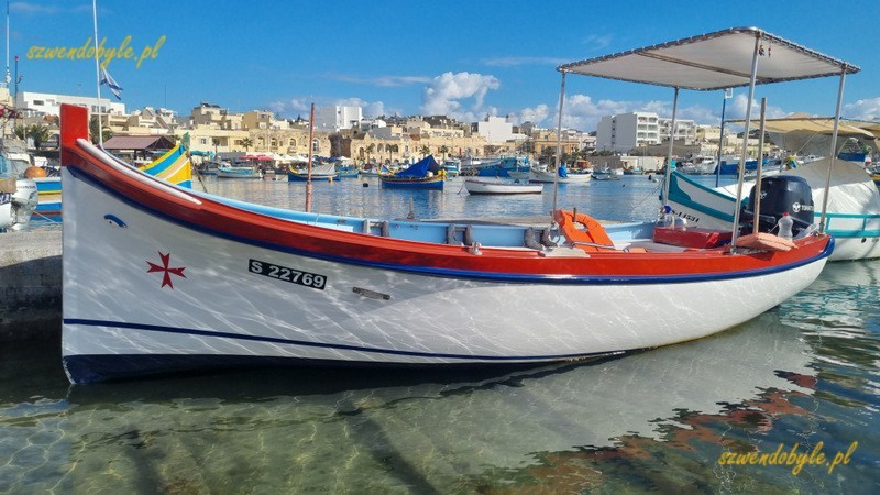 Malta, Marsaxlokk. Łódź z białą burtą w porcie.