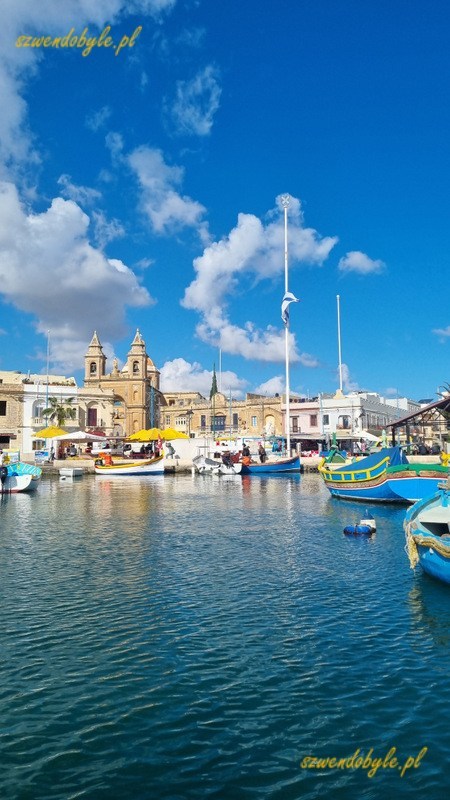 Malta, Marsaxlokk. Didok na miasteczko z łodzi.