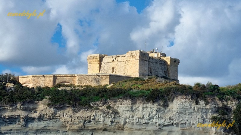 Malta, Marsaxlokk. Fort Delimara na skalistym brzegu widoczny od strony morza.