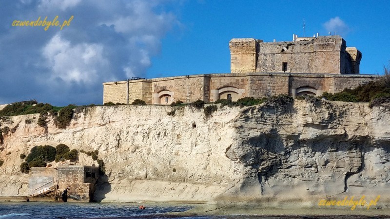 Malta, Marsaxlokk. Fort Delimara na skalistym brzegu widoczny od strony morza.