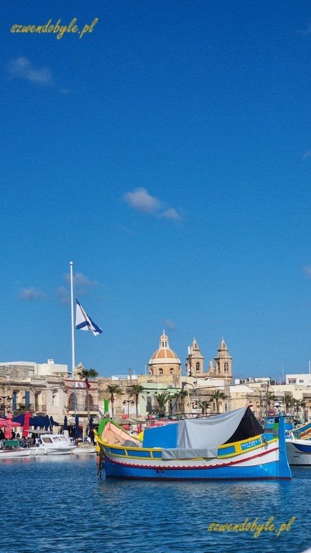 Malta, Marsaxlokk. Widok z portu, widać wieże kościelne.