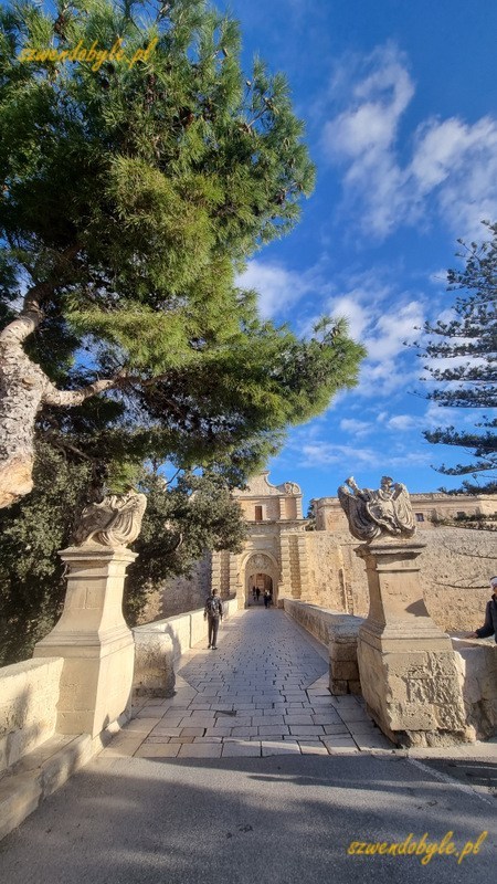 Mdina, widok na wprost na Bramę Główną i most.