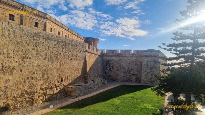 Mdina, widok na mury i fragment fosy.