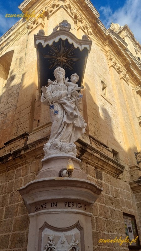 Mdina, rzeźba na rogu kościoła karmelitów.