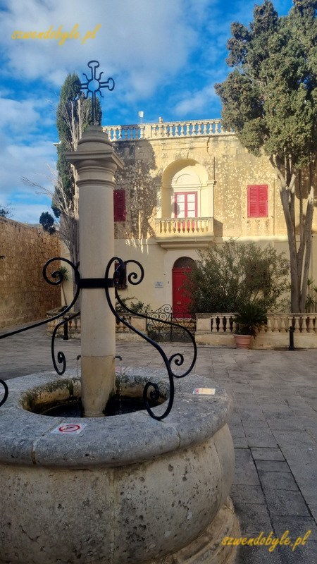 Mdina, studnia na Bastion square.