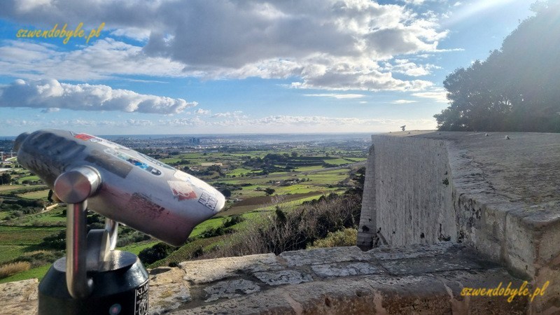 Mdina, punkt widokowy przy Bastion square. Widok na okoliczne pola, w oddali widać morze. Na pierwszym planie luneta.