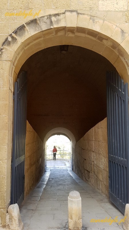 Mdina, brama boczna "dziura w murze".