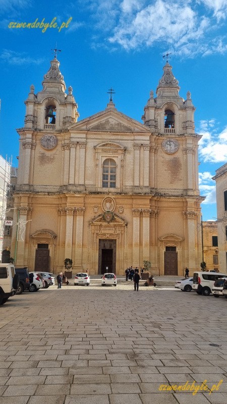 Mdina, katedra św. Pawła. Parking na placu przed katedrą.